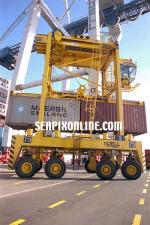 ID 1879 PORT OF AUCKLAND, NZ - Twin-lift straddle carrier, Axis Fergusson Container Terminal.